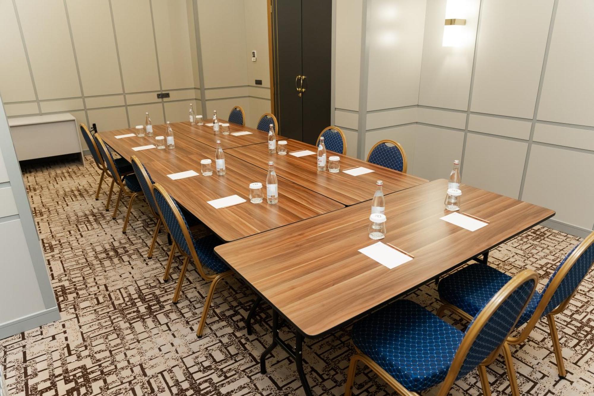 Park Dedeman Almaty Hotell Eksteriør bilde